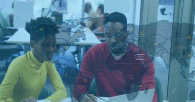 İş arkadaşları iş birliği yapıyor, haritayı veri noktalarıyla gösteren bilgisayardaki dosyaları inceliyorlar. İşbirliği, takım çalışması, teknoloji, yenilik, modernlik, analitik, profesyonel