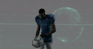 Stüdyoda kask takan futbolcu teknoloji için girdap gibi dönen deniz mavisi veri dalgalarını gösteriyor. Atletizm, spor kıyafetleri, dijital grafikler, fütüristik, kinetik, hareket, performans