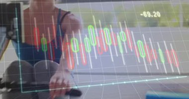 Modern ofiste verileri daktilo edip gözden geçiren üç iş arkadaşı, animasyon finans şemasını gösteriyor. Teknoloji, finans, takım çalışması, üretkenlik, kurumsal, dijital, analitik