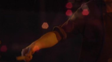 Kırmızı Bokeh 'in ortasında yüzen animasyon çizelgesiyle loş ışıktaki teknoloji verilerini analiz eden adam. Soyut, karamsar, sinematik, fütüristik, düşünceli, gececi, ambiyans