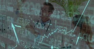 Doktor, tıbbi ofisindeki hastaya dijital grafikler ve ölçümler göstererek omurilik modelini açıklıyor. Sağlık, sağlık, teşhis, anatomi, danışmanlık, modern, profesyonellik