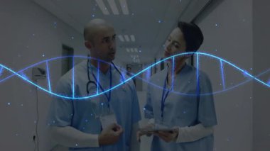 Tıbbi ekip hastane koridorunda hasta verilerini tartışıyor. Parlayan DNA sarmalları var. Sağlık, takım çalışması, işbirliği, tıp uzmanları, laboratuvar, araştırma, teşhis