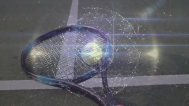 Tenis raketleri yeşil sahada çapraz kesişiyor. Düz dizayn, dijital ağ üzerinde parlıyor. Spor ekipmanları, dijital teknoloji, açık hava aktivitesi, modern tasarım, rekabet, bağlantı, canlı