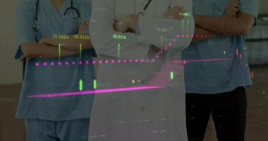 Klinikte kolları bağlı duran tıbbi ekip steteskoplar, çizelgeler, trend çizgileri ve sayılar gösteriyor. Doktor, sağlık, yenilik, analitik, profesyonellik, tanı, takım çalışması
