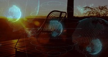 Güneş batarken tahta güvertenin üzerinde yüzen holografik küreler devre halkalarını ve veri noktalarını gösteriyor. Gelecek, teknoloji, yenilik, manzara, mimari, eğilim, bağlantı