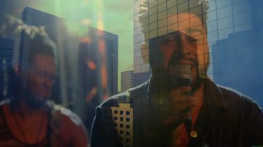 Sahnede müzik yapan solist, grup arkadaşının arkasında canlı şehir silueti ile harmanlıyor. Müzisyen, performans, eğlence, canlı, sanatsal, kentsel, sahne