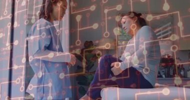 Hemşire kanepede hastanın yanında diz çöküp tıbbi teknoloji için parlayan bir devre gösteriyor. Sağlık, tanı, teletıp, dijital, rehabilitasyon, profesyonel, geleceksel