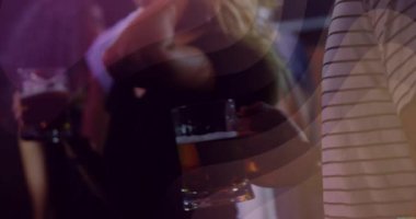 Barda bira bardaklarını tokuşturan üç arkadaş. Konukseverliğin altını çizen bulanık bir görüntü. Sosyalleşme, kutlama, gece hayatı, bokeh, yoldaşlık, eğlence, coşku