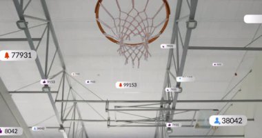 Erkek basketbolcu spor pazarlaması için spor salonunda yüzen sosyal simgelerle smaç basıyor. Atletizm, spor, eylem, dinamik, enerji, kentsel, çağdaş