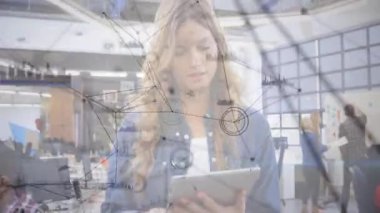 İki profesyonel iş ofisinde bilgisayar başında ağ şeması ve çizelge sergiliyorlar. İşbirliği, takım çalışması, veri analizi, modernlik, iş yeri, dijital haritalama, profesyonel