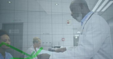 Steteskop tutan erkek doktor hastane ekibiyle tabletteki verileri inceliyor, animasyon grafiği gösteriyor. Tıbbi, sağlık, klinik, profesyonel, işbirliği, teknoloji, tanı