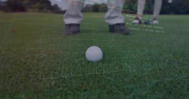 Golf ortakları çim alanındaki konumlarını ayarlıyor, finansal tabloları ve borsa saatlerini örtüyor. Spor, finans, açık hava, modern, rekabetçi, profesyonel, analitik
