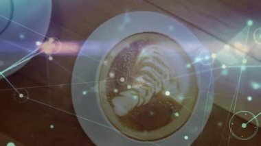 3 boyutlu kahve fincanı, ahşap masanın üzerinde yüzen latte resimli, parlayan ağ örtüsünü gösteren. Teknoloji, dijital, siber, modern, yenilik, iletişim, fütürist