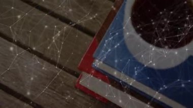 Düz dizayn kahve fincanı üst üste dizilmiş mavi ve kırmızı kitapların üzerinde otururken ağ bağlantı düğümlerini örtüyor. Modern, minimalist, teknoloji, bağlantı, çalışma alanı, soyutlama, yenilik