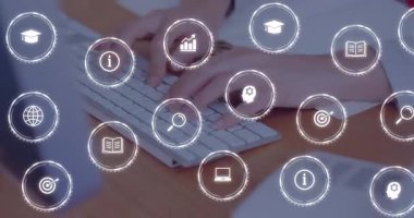 Ofis çalışanı masadaki telefon tuşlarına basarak iş analitik eğitimi için ikonlar sunuyor. Teknoloji, iletişim, veri, analitik, profesyonel, çalışma alanı, dijital