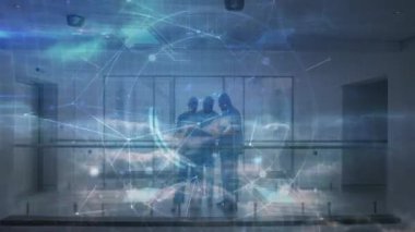 Teknoloji ekibi modern ofiste işbirliği yapıyor, akıllı telefondan holografik veri düğümleriyle etkileşime geçiyorlar. Gelecekçi, yenilikçi, dijital, işbirliği, mimari, çağdaş, bağlantı