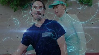 Koç ve stajyer tenis tekniğini sahada raketle uyguluyor, vites değiştirme tekniğini gösteriyor. Koçluk, akıl hocalığı, atletizm, fitness, teknoloji, yenilik, takım çalışması