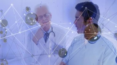 Kıdemli doktor ve kıdemsiz sıhhiye klinikte teletıp verilerini inceleyerek ağ örtüşmesini sağlıyor. Sağlık, işbirliği, teknoloji, akıl hocalığı, yenilik, profesyonellik, dijital