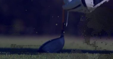 Beyaz eldivenli el, gamzeli golf topunu üç boyutlu şekil kullanarak yüzen dijital kürenin altında tutuyor. Spor ekipmanları, lüks, modern, yenilik, hassasiyet, açık hava, çevre