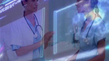 Bayan hemşire ve doktor koğuşta hasta verilerini tartışıyor, holografik çizelgeler ve grafikler gösteriyor. İşbirliği, sağlık, teknoloji, yenilik, profesyonellik, tanı, dijital