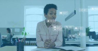 Kadın sunucu, pazarlamayı yönlendiren yüzen sosyal medya istatistikleriyle ofiste evrak işleriyle uğraşıyor. İşbirliği, profesyonellik, üretkenlik, modernlik, işyeri, iletişim, yenilik