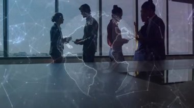 Dört profesyonel akıllı telefonla küresel işi tartışıyor, ağ örtüşmelerini gösteriyor. Şirket, takım çalışması, yenilik, bağlantı, modern, işbirliği, yürütme