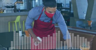 Barmen modern kafede dezenfektan kullanarak barın üzerine eğiliyor ve yüzen ekolayzır çubuklar sergiliyor. Sanayi, konukseverlik, temizlik, hijyen, modern yaşam tarzı, hizmet