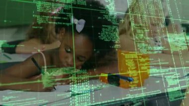 Öğrenciler okulda renkli kalemlerle yazıyorlar, yüzen yeşil kod şebekesi altında işbirliği yapıyorlar. Çocuklar, eğitim, dijital, yenilik, takım çalışması, sınıf, yaratıcılık