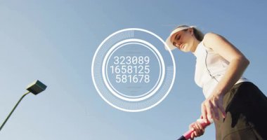 Sahada servis hazırlayan bayan tenisçi, sağlık verileriyle canlandırılmış HUD grafiklerini gösteriyor. Sporcu, spor, modern, atletizm, açık hava, enerji, yarışma