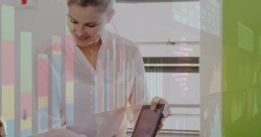 Kadın tableti tıkırdatırken çocuk elinde daha küçük tabletlerle, yüzen finans tabletleri ve hisse senetleriyle. Annelik, teknoloji, aile, finans, modern, eğitim, dijital