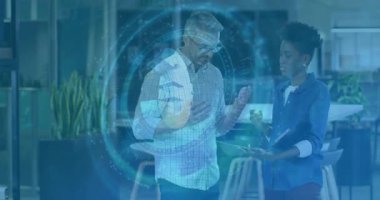 Ofisteki mali verileri inceleyen iki meslektaş hologram Euro sembolü, dairesel çizelgeler gösteriyorlar. İş, finans, teknoloji, takım çalışması, yenilik, modern, işbirliği