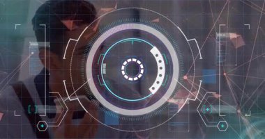 Adam elinde akıllı telefon tutarken teknoloji çalışma alanı şebekesine fütüristik HUD grafikleri yansıtıyor. Teknoloji, yenilik, kullanıcı arayüzü, dijital, bağlantı, veri görselleştirme, fütüristik