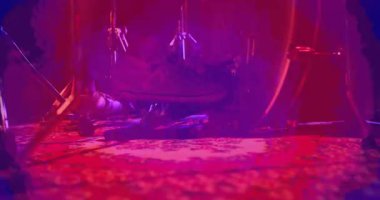 Müzik stüdyosunda canlı ses dalgaları eşliğinde davul çalan müzisyen. Enstrüman, performans, akustik, modüler, ortam, canlı, sanatsal