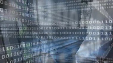 Koridordaki akıllı telefon verilerini incelerken, cam korkuluklarda ikili kod animasyonu yapıldı. Teknoloji, yenilik, modernizm, iletişim, kentsel, dijital, bağlantı