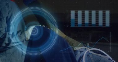 Tıbbi klinikteki hastanın karnına yaslanan doktor dairesel HUD, bar çizelgesi, çizgi grafiği gösteriyor. Tıbbi, sağlık, fütürizm, teknoloji, tanı, yenilik, analiz