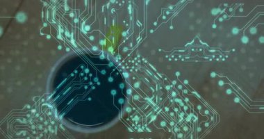 Tek kahve fincanı, ahşap masa üstüne yayılan turkuaz devre kartıyla parlıyor. Teknoloji, yenilik, dijital, fütüristik, çalışma alanı, soyut, modern