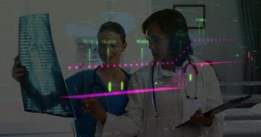 İki kadın doktor klinik muayene odasında röntgen filminde şamdan çizelgeleri gösteriyor. Tıbbi, sağlık, analiz, teknoloji, profesyonel, tanı, yenilik