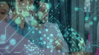 Modern ofiste çalışan iş arkadaşları, parlayan düğümlerle holografik devreleri gözden geçiriyorlar. Teknoloji, yenilik, işbirliği, fütürist, dijital, ağ, veri