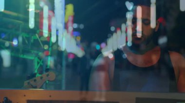 Geceleri yansıtıcı camdan bakan bir adam, neon ikonlu yüzen teknoloji göstergesi. Şehir, gece hayatı, neon, yansıtıcı, fütüristik, teknoloji, canlı