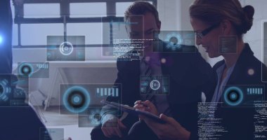 Çeşitli iş adamlarının el sıkışarak veri işleme görüntüsü. Ulusal tokalaşma günü, küresel iş ve dijital arayüz kavramı dijital olarak oluşturulmuş görüntü.