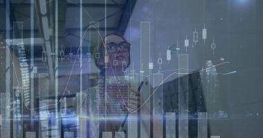 Kafkasyalı iş kadınının mali veri işleme görüntüsü. global business, finans, data işleme ve dijital arayüz kavramı dijital olarak oluşturuldu.