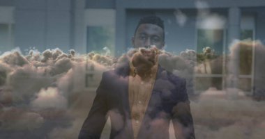 Mutlu Afro-Amerikan iş adamının üzerindeki bulutların görüntüsü. küresel iş, finans ve dijital arayüz kavramı dijital olarak oluşturulmuş görüntü.