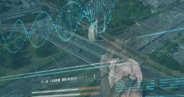 VR kulaklık ve şehir manzarası kullanan melez bir kızın veri işleme görüntüsü. küresel iş ve dijital arayüz kavramı dijital olarak oluşturulmuş görüntü.