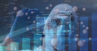 Analiz laboratuvarında mavi eldivenli ellere dokunarak holografik virüs verilerini inceleyip, bar çizelgelerini gösteriyorlar. Teknoloji, yenilik, veri, görselleştirme, sağlık, araştırma, fütürizm