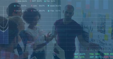 İş adamları üzerinde finansal veri işleme görüntüsü. global business, finans, data işleme ve dijital arayüz kavramı dijital olarak oluşturuldu.