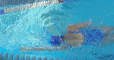 Havuzda yüzen beyaz bir kadın resmi. küresel spor ve spor konsepti dijital olarak oluşturulmuş görüntü.