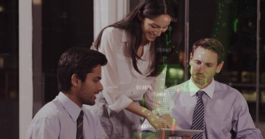 Çeşitli iş adamlarının konuştuğu veri işleme görüntüsü. Küresel iş ve dijital arayüz kavramı dijital olarak oluşturulmuş görüntü.