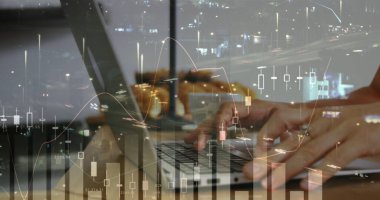 Bilgisayarı kullanan beyaz bir kadının finansal veri işleme ve istatistikleri. küresel iş, finans ve veri işleme kavramı dijital olarak oluşturulmuş görüntü.