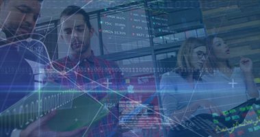 İş adamları üzerinde finansal veri işleme görüntüsü. global business, finans, data işleme ve dijital arayüz kavramı dijital olarak oluşturuldu.