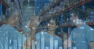 Depodaki ve şehir merkezindeki çeşitli insanların finansal veri işleme görüntüsü. küresel gönderim, finans ve dijital arayüz konsepti dijital olarak oluşturulmuş görüntü.